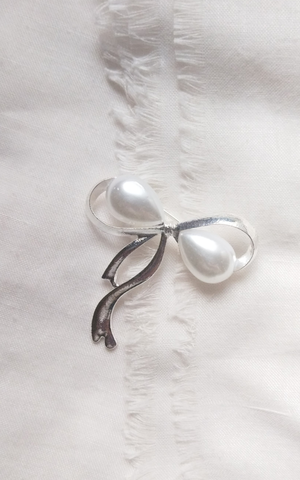 Brooch Divya Ribbon Silver Brooch