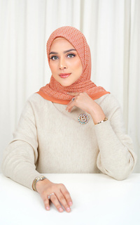 Hijab Motif Tapis Pleated Square - Coral