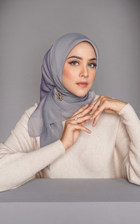 Hijab Polos Kelly Square in Wild Wind