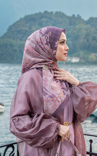 Hijab Motif Como Voile Square - Plum