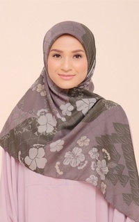 Hijab Motif Kembang Sepatu Plum Scarf