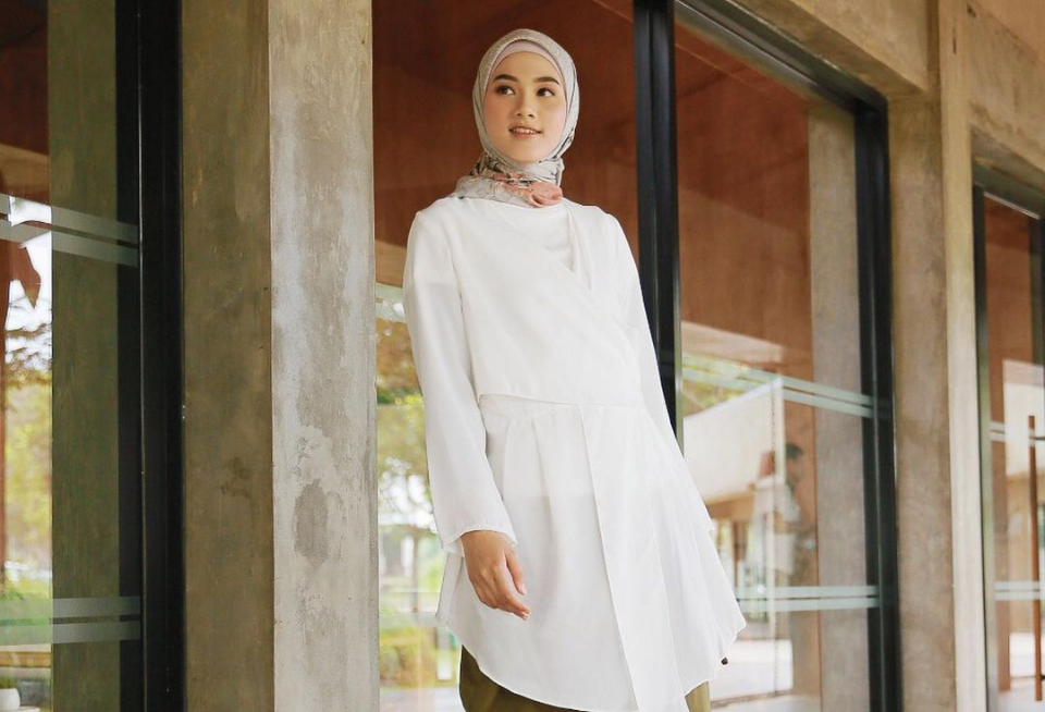 Baju putih cocok jilbab apa