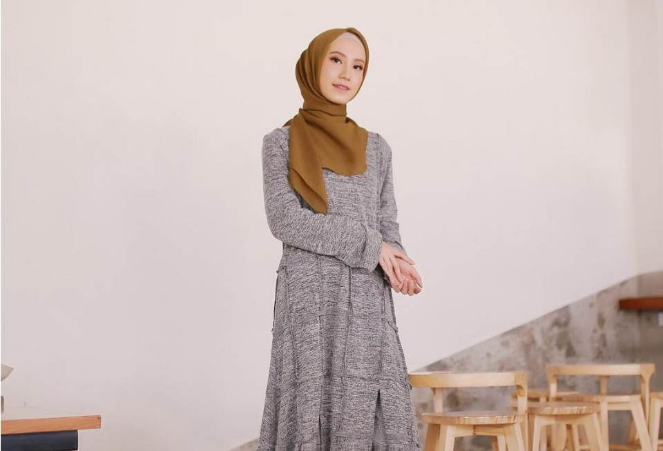 35+ Ide Baju Gamis Warna Abu Abu Cocok Dengan Jilbab Warna Apa