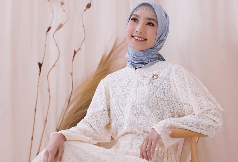 Baju putih cocok jilbab apa