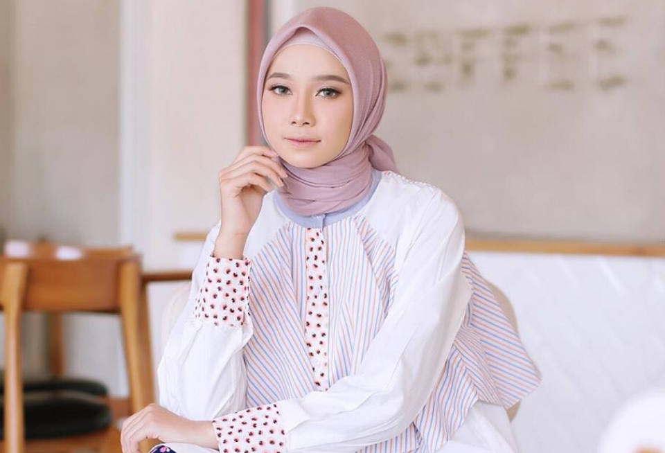 Baju putih cocok jilbab apa