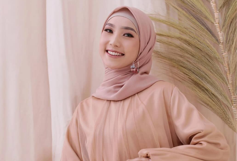 Warna hijab yang cocok untuk kulit sawo matang agar terlihat putih