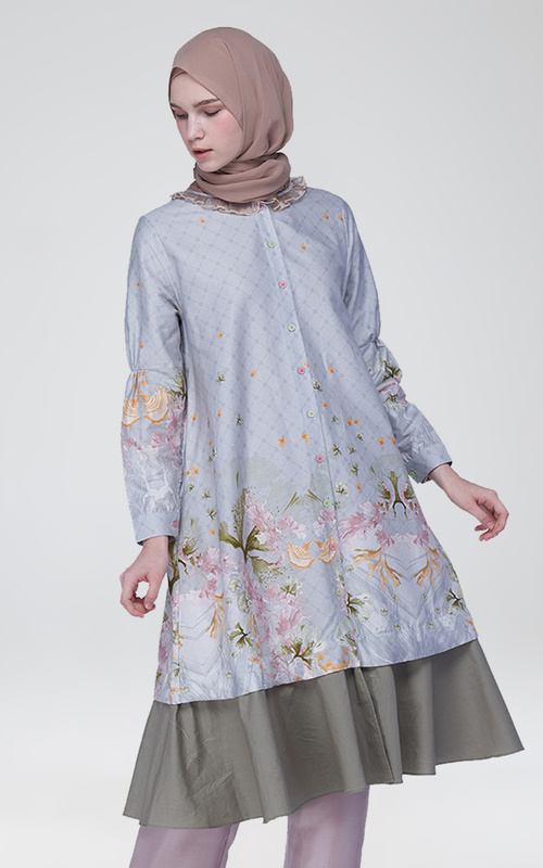 Tunik Floral dengan Potongan Kain Tambahan