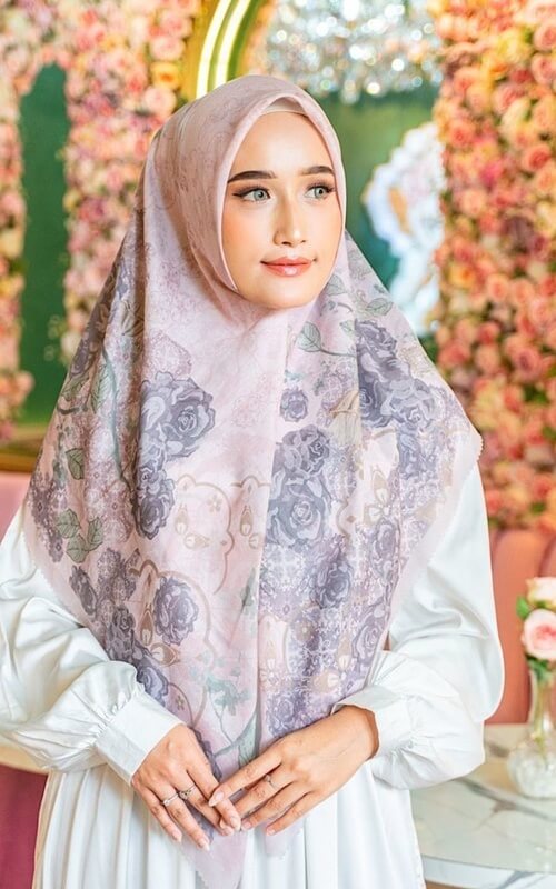 Model Jilbab Segi Empat Syar’i Motif