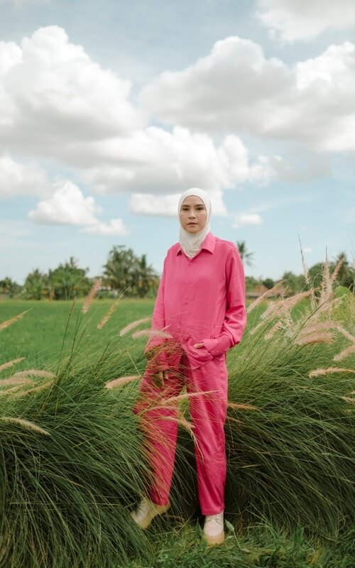 Setelan Blus Pink Polos dengan Hijab Putih Basic