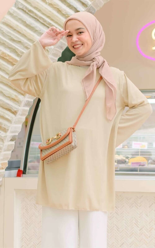 Shirt Polos dengan Hijab Segi Empat Model Simpul