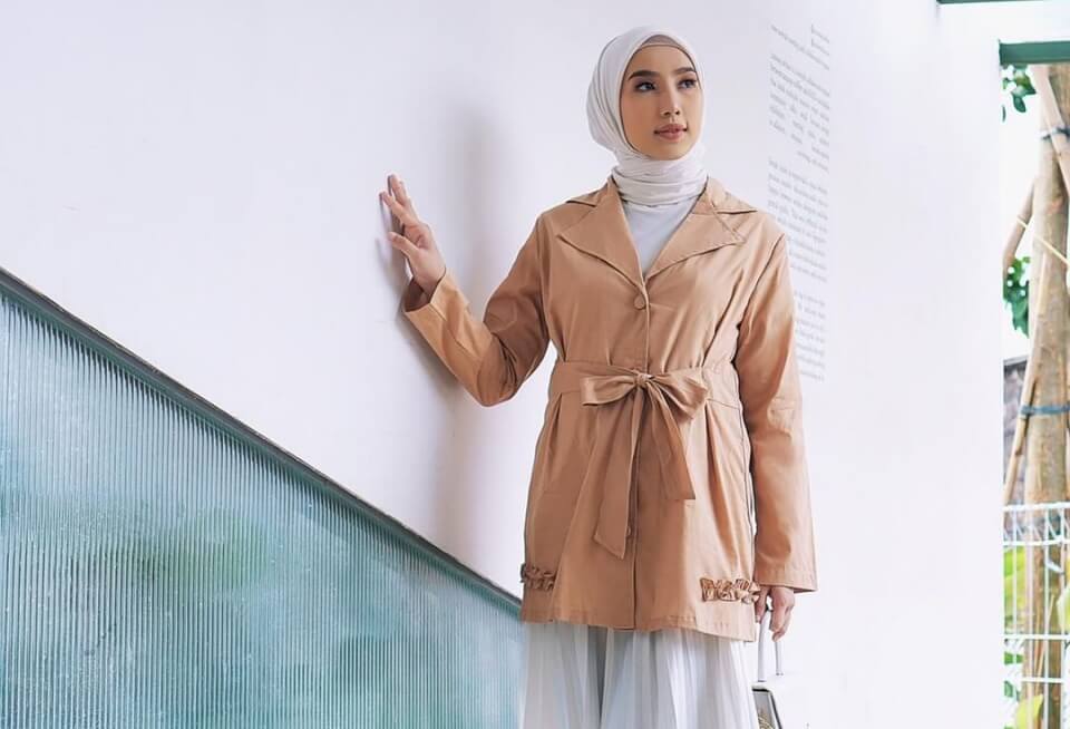 11 Inspirasi Mix and Match Outer Kekinian untuk Hijabers