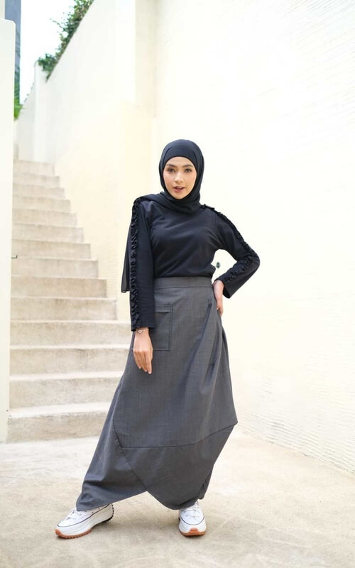 Long Sleeve dengan Rok Celana Abu-Abu