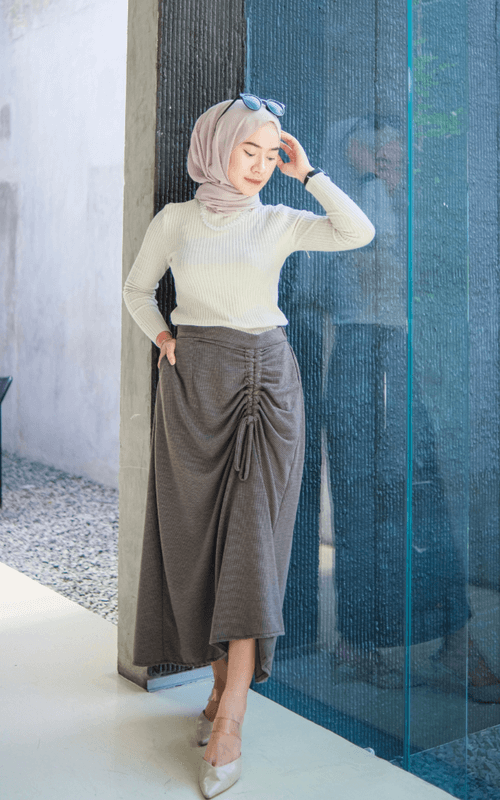 Turtleneck Hijab dengan Rok Serut