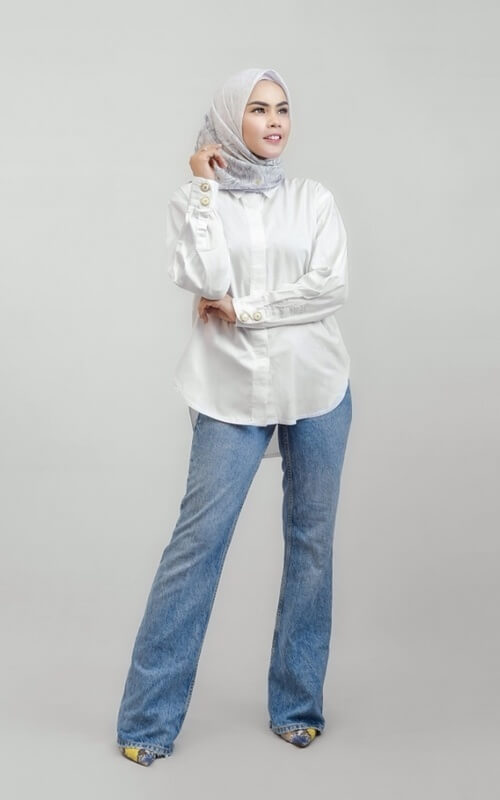 Kemeja Putih Basic dengan Celana Jeans dan Hijab Berwarna Abu-abu