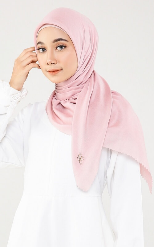 Hijab Rose Pink Simple Segi Empat yang Membuatmu Kian Feminin