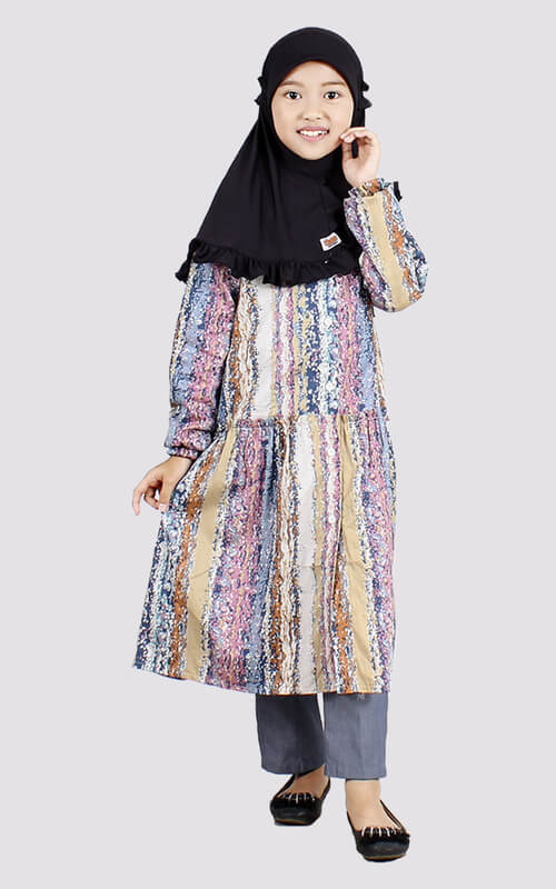 Tunik Motif Abstrak dengan Hijab Instan Rempel