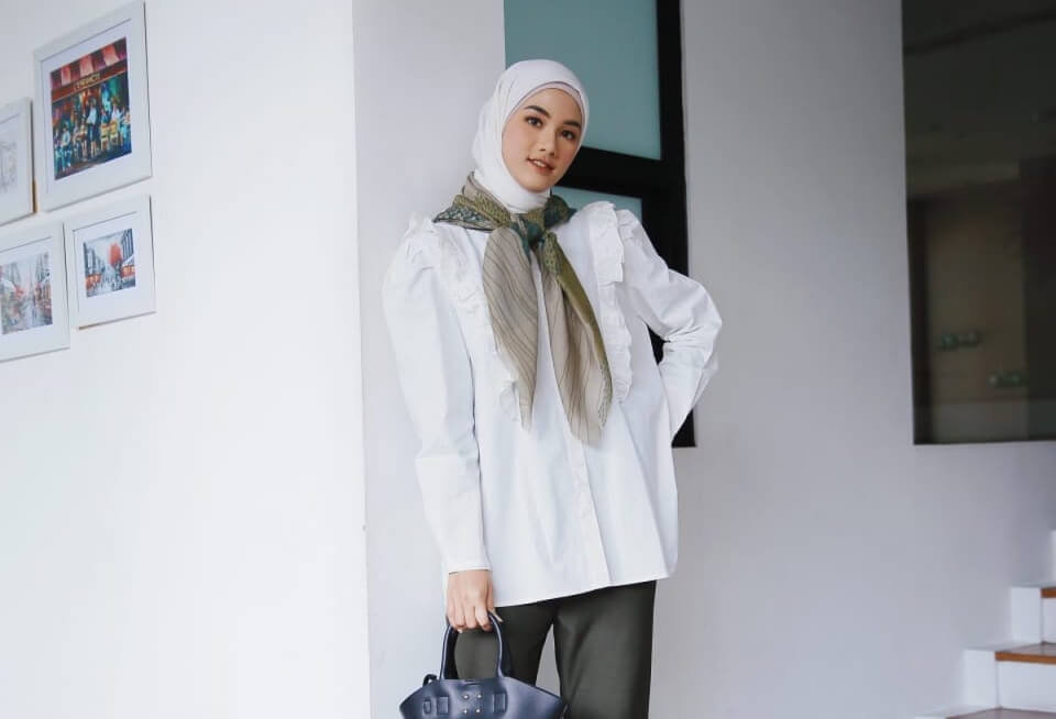 10 OOTD Kemeja Putih Cewek Berhijab Kekinian - UpdateFakta.com