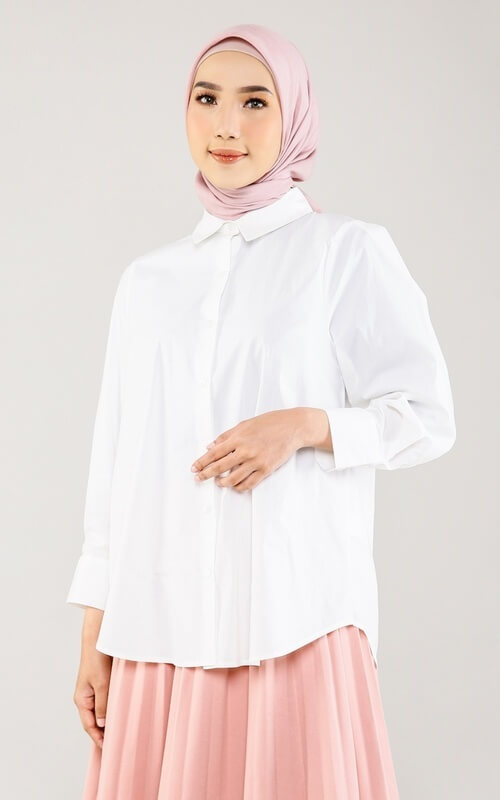 Kemeja Putih Basic dengan Hijab Berwarna Baby Pink dan Rok Plisket