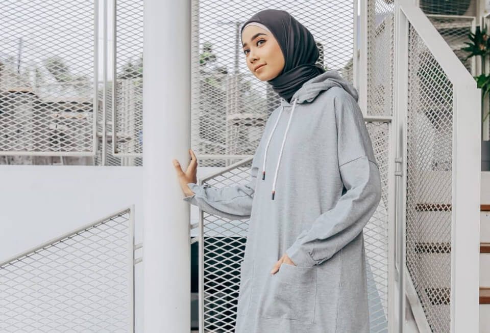 12 Insprirasi OOTD Hoodie Hitam Hijab, Modis dan Super Kece!