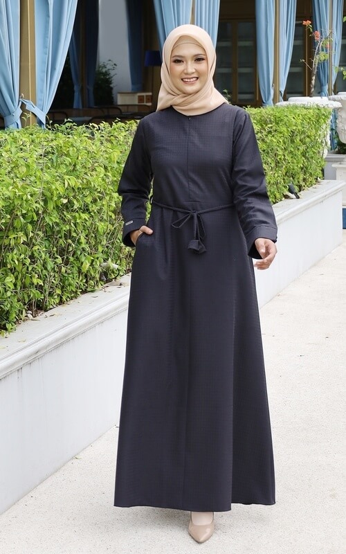 Dress Hitam Polos dengan Aksen Tali