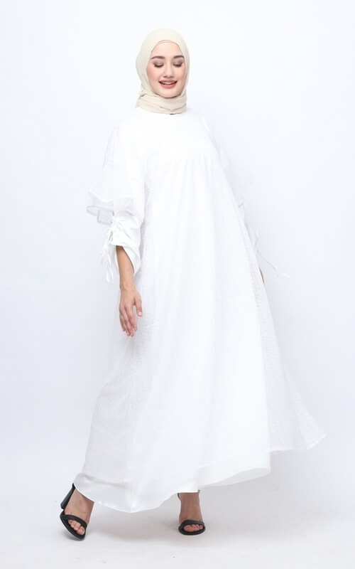 Dress Putih Lengan Balon untuk Penampilan Tubuh Berisi