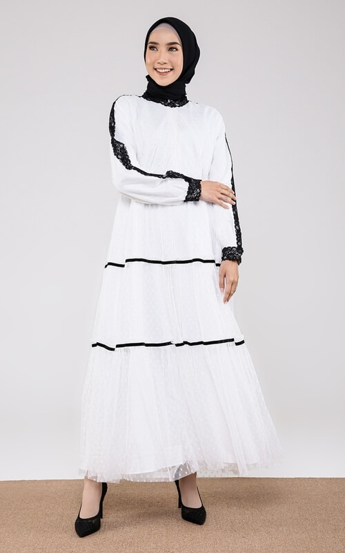 Dress Putih dengan Aksen Lining Hitam