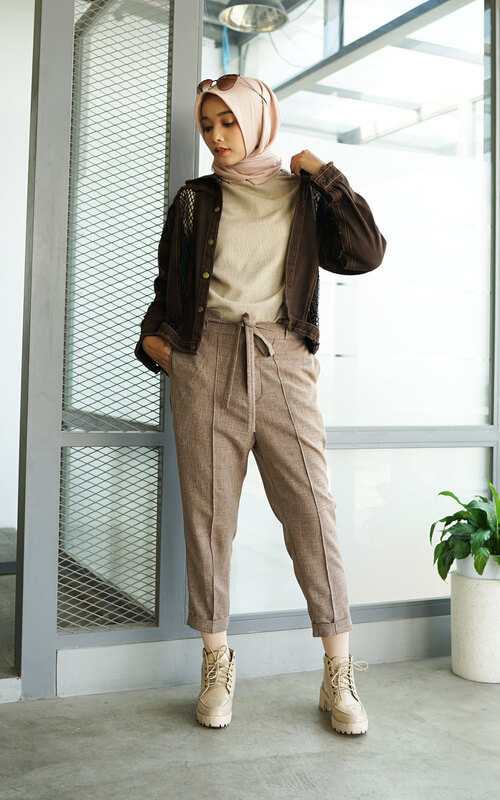 Crop Jacket dan Celana Cokelat Tight Fit