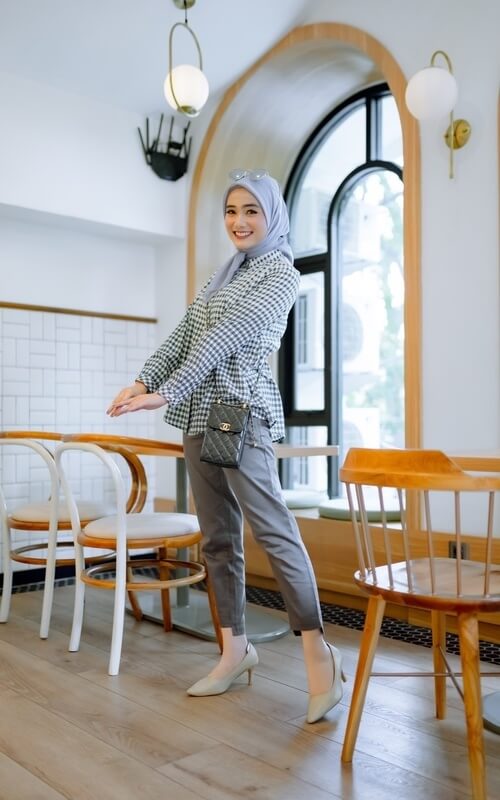 Blouse Kotak-kotak untuk Outfit Kerja