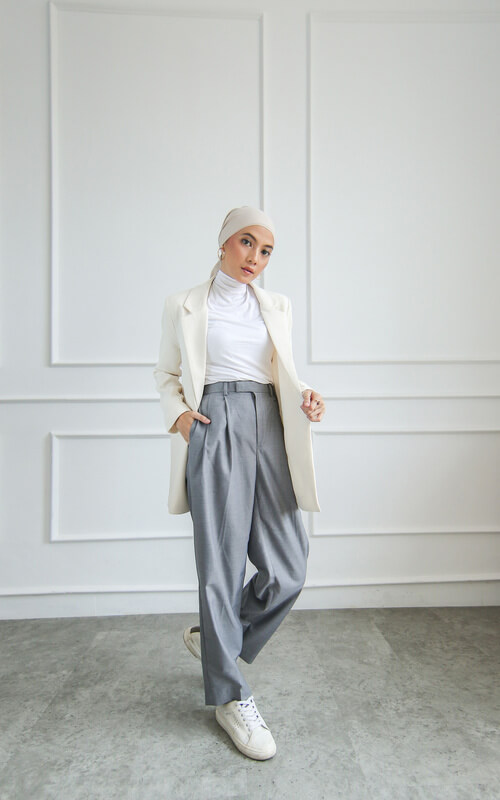 Edgy dengan Celana Abu-abu dan Blazer Cream