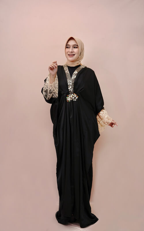 Kaftan Hitam dengan Lengan Lace