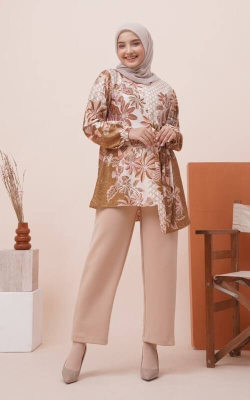 Blouse Batik Bunga untuk Tampilan Lebih Feminim