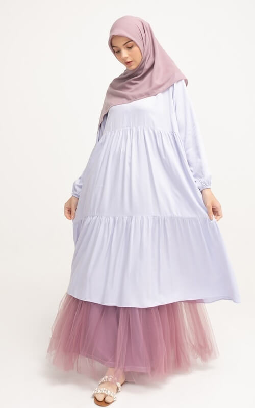 Tunik Putih Berpadu dengan Rok Lilac