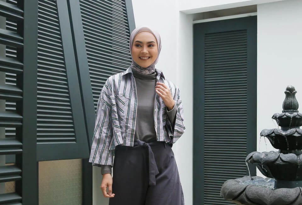 7 Inspirasi OOTD Outer Crop Hijab Kekinian