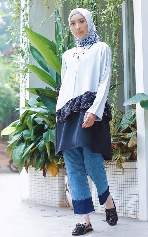 Jeans 2 Warna dengan Atasan Ruffle