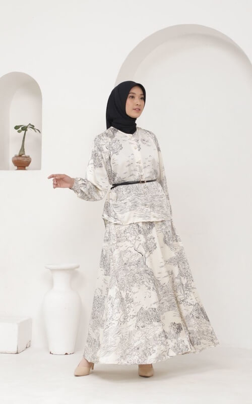 Setelan Rok Klok dan Blouse dengan Motif Senada