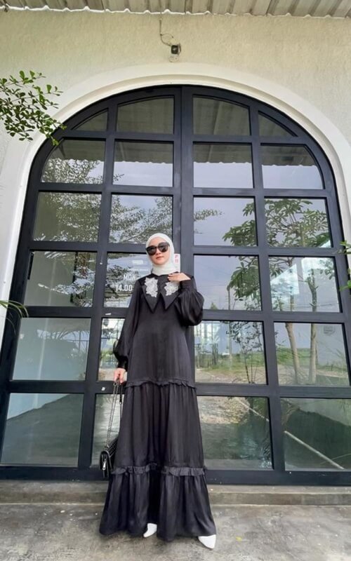 Gamis Hitam dengan Model Cape yang Mewah