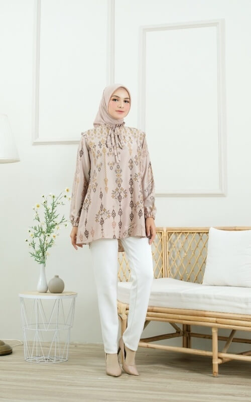 Blouse Berpita di Bagian Leher