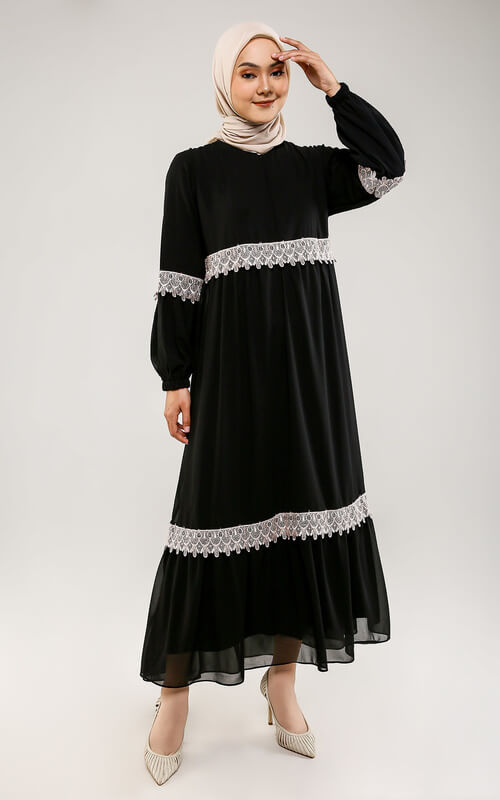 Gamis Hitam Classy dengan Aksen Putih