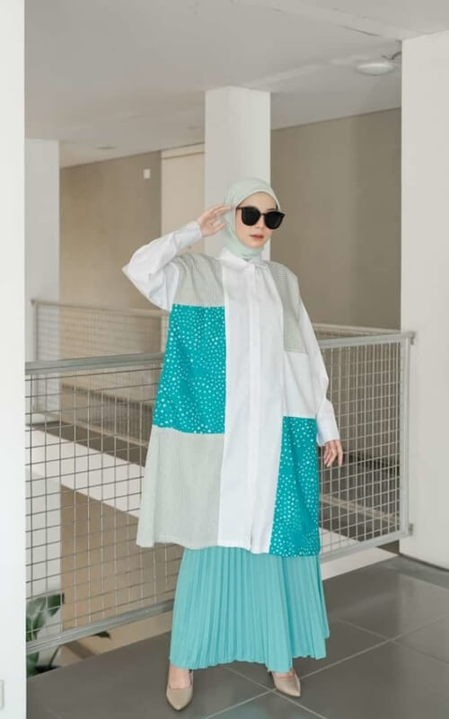 Tunik Oversize dan Rok Plisket