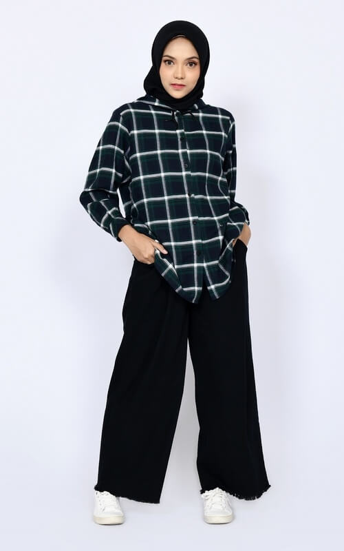 Kulot Hitam dengan Kemeja Flanel Casual