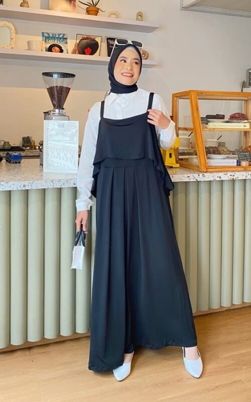 Outfit Overall Dress Hitam dengan Kemeja Putih