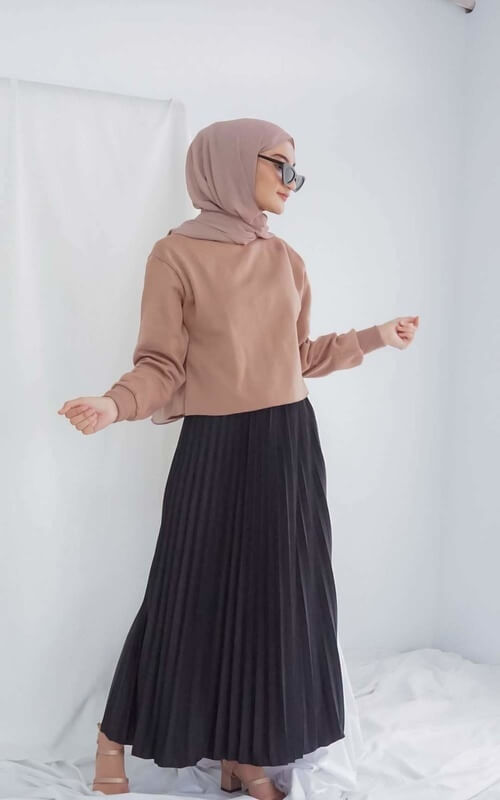 OOTD Rok Plisket Hitam dan Sweater