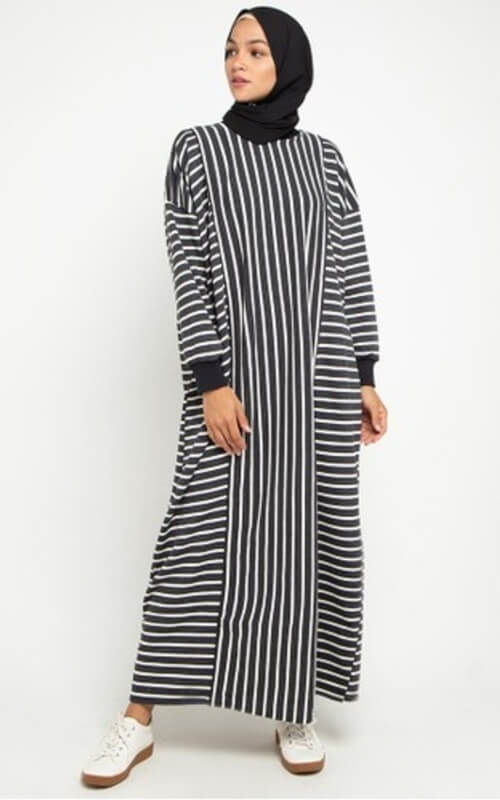 Gamis Garis-garis Hitam Putih