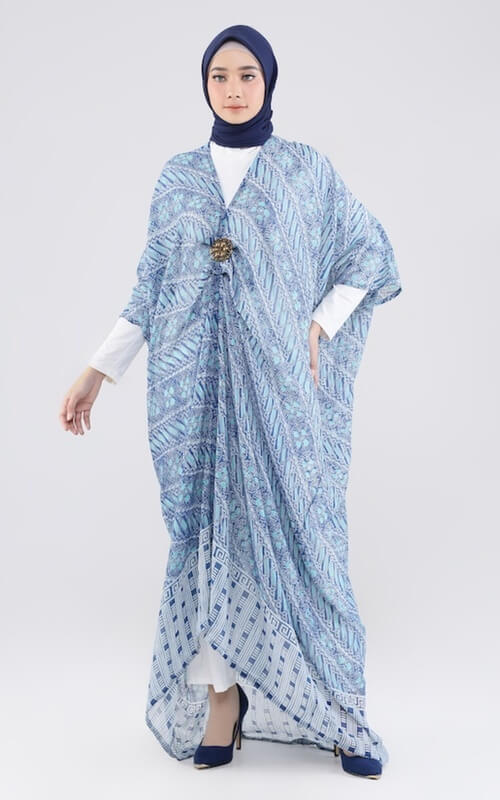 Kaftan Batik Biru untuk Tampilan Kalem