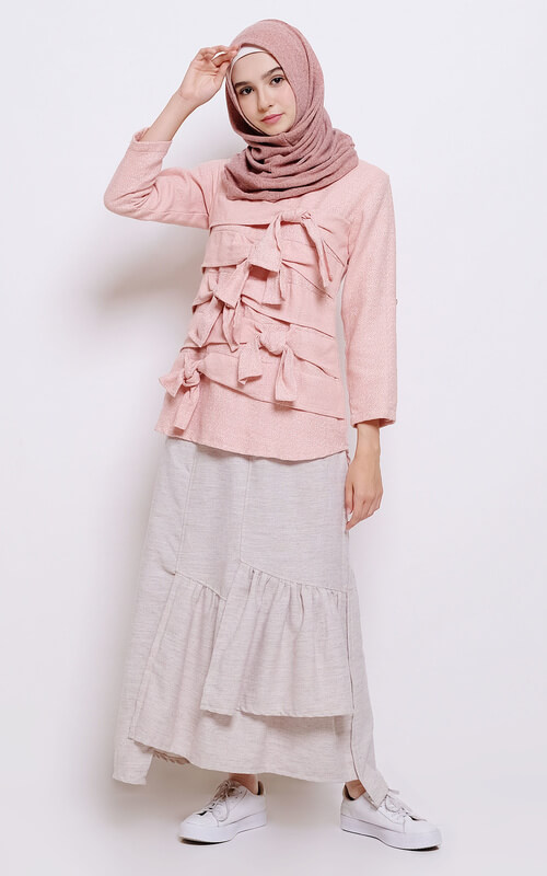 Ruffle Skirt dan Atasan dengan Aksen Pita