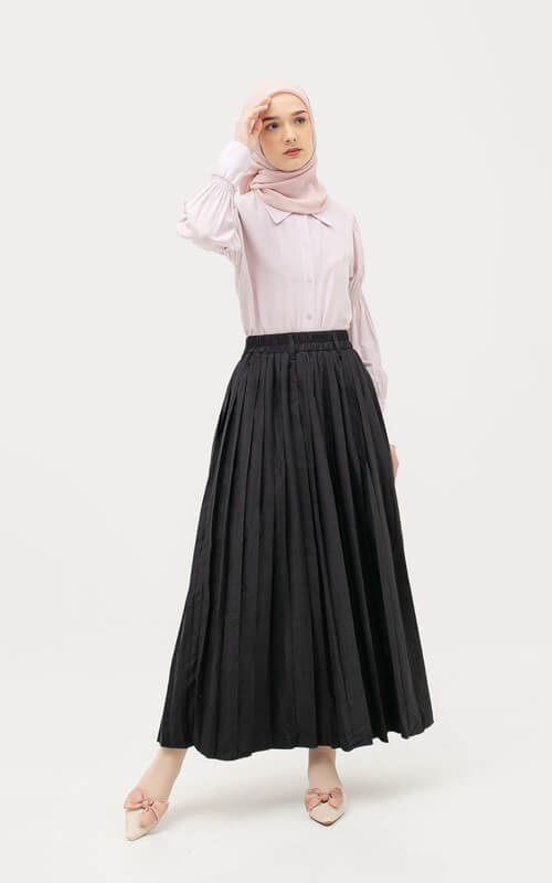 Rok Hitam Plisket untuk Look Feminim