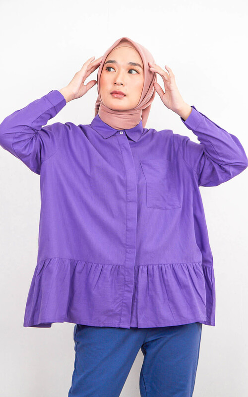 Kemeja Polos dengan Detail Ruffle