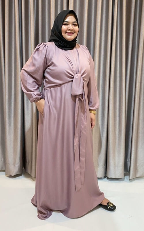 Dress dengan Aksen Tali