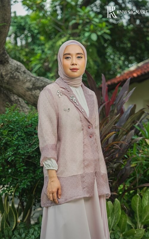 Oversize Blazer dengan Aksen Payet