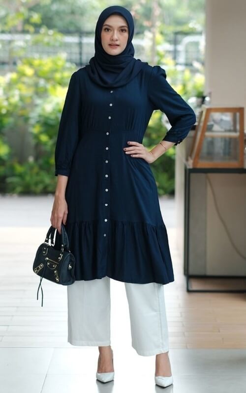 Tunik Peplum dengan Kancing Depan